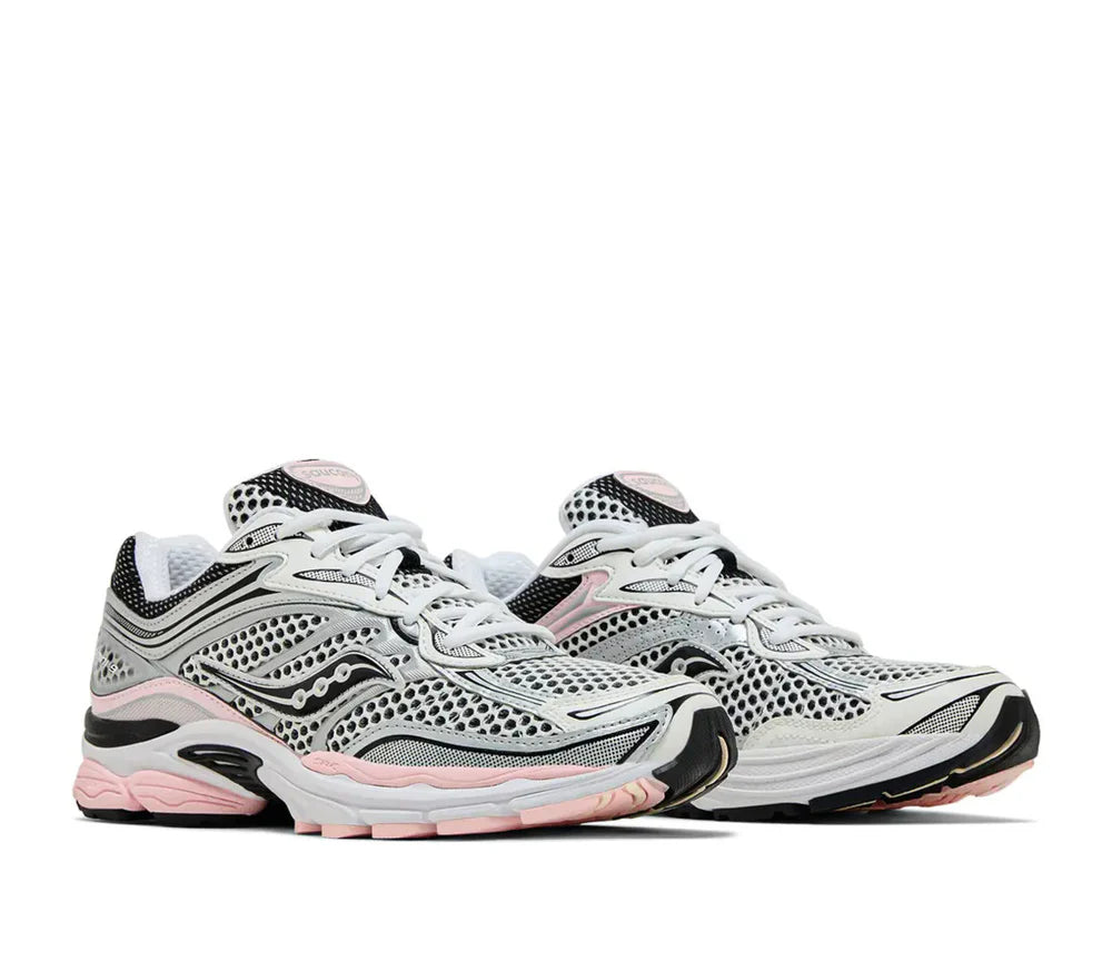 Saucony ProGrid Omni 9 Silver Pink en mesh argenté avec détails roses et amorti ProGrid vue de 3/4 face. 