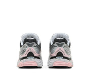 Saucony ProGrid Omni 9 Silver Pink en mesh argenté avec détails roses et amorti ProGrid vue de derrière. 