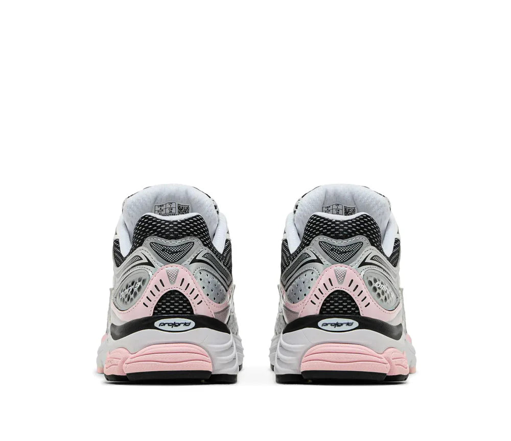 Saucony ProGrid Omni 9 Silver Pink en mesh argenté avec détails roses et amorti ProGrid vue de derrière. 