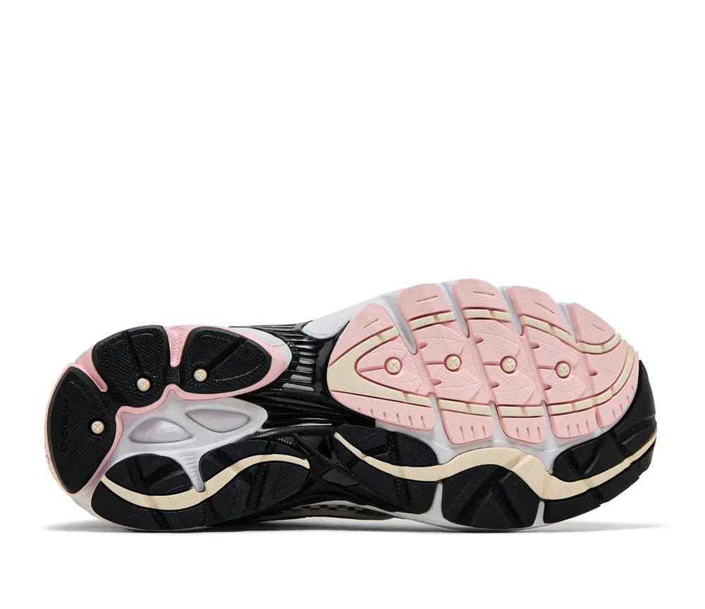 Saucony ProGrid Omni 9 Silver Pink en mesh argenté avec détails roses et amorti ProGrid vue sur la semelle extérieure. 