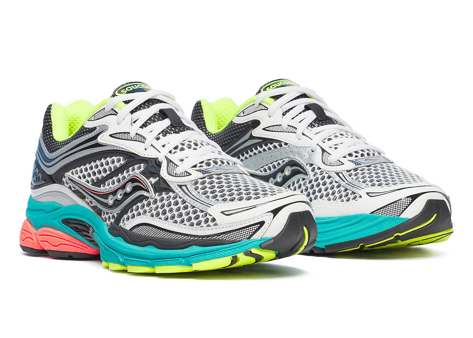 Image de la Saucony ProGrid Omni 9 Silver Mutant, sneaker grise avec panneaux métallisés argentés, détails noirs et semelle technique ProGrid.