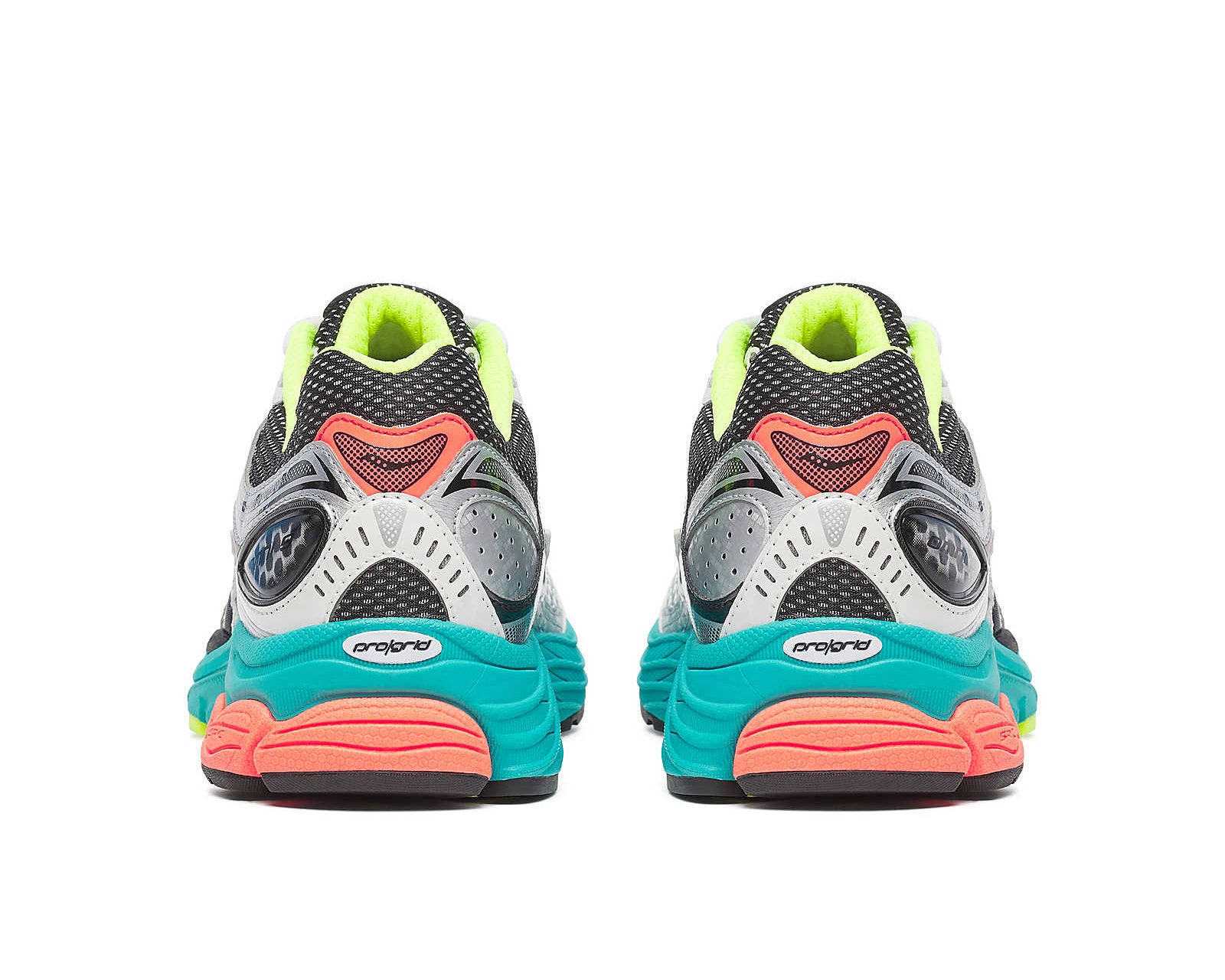 Image de la Saucony ProGrid Omni 9 Silver Mutant, sneaker grise avec panneaux métallisés argentés, détails noirs et semelle technique ProGrid.