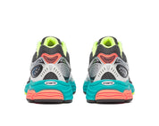 Image de la Saucony ProGrid Omni 9 Silver Mutant, sneaker grise avec panneaux métallisés argentés, détails noirs et semelle technique ProGrid.