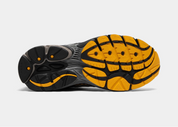 Saucony ProGrid Omni 9 Black Gold, sneaker running rétro noire et dorée en mesh avec empiècements techniques et semelle à technologie Grid vue du dessous. 
