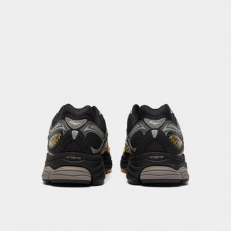 Saucony ProGrid Omni 9 Black Gold, sneaker running rétro noire et dorée en mesh avec empiècements techniques et semelle à technologie Grid vue de derrière. 