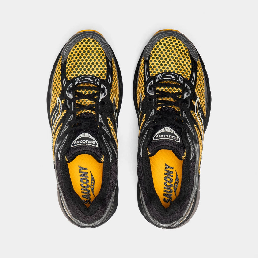 Saucony ProGrid Omni 9 Black Gold, sneaker running rétro noire et dorée en mesh avec empiècements techniques et semelle à technologie Grid vue du dessus. 