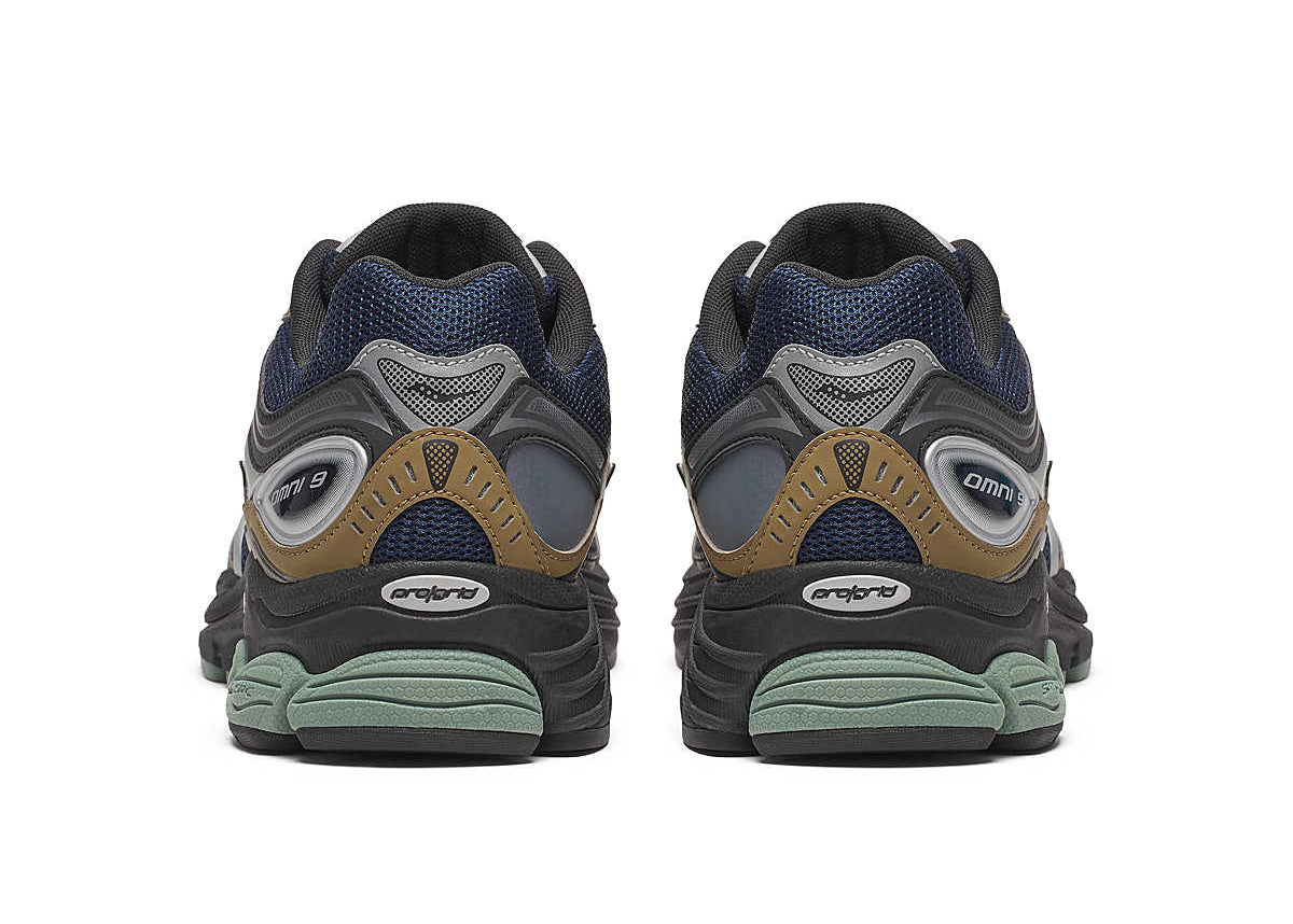 Saucony ProGrid Omni 9 Tomorrow, Meet Yesterday Pack Brown Navy en mesh brun avec détails bleu marine et amorti ProGrid vue de derrière. 