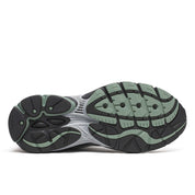 Saucony ProGrid Omni 9 Tomorrow, Meet Yesterday Pack Brown Navy en mesh brun avec détails bleu marine et amorti ProGrid vue sur la semelle intérieure. 