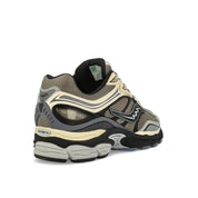 Saucony ProGrid Omni 9 Winter Tech Gravel Caviar en mesh technique renforcé avec détails minéraux et amorti ProGrid vue de 3/4 arrière. 