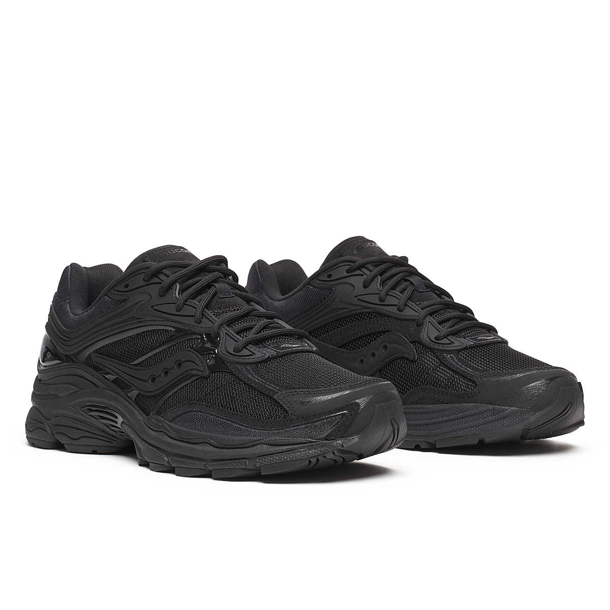 Saucony ProGrid Omni 9 Armor Black en mesh noir avec renforts synthétiques et technologie d’amorti ProGrid vue de 3/4 face. 