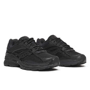 Saucony ProGrid Omni 9 Armor Black en mesh noir avec renforts synthétiques et technologie d’amorti ProGrid vue de 3/4 face. 