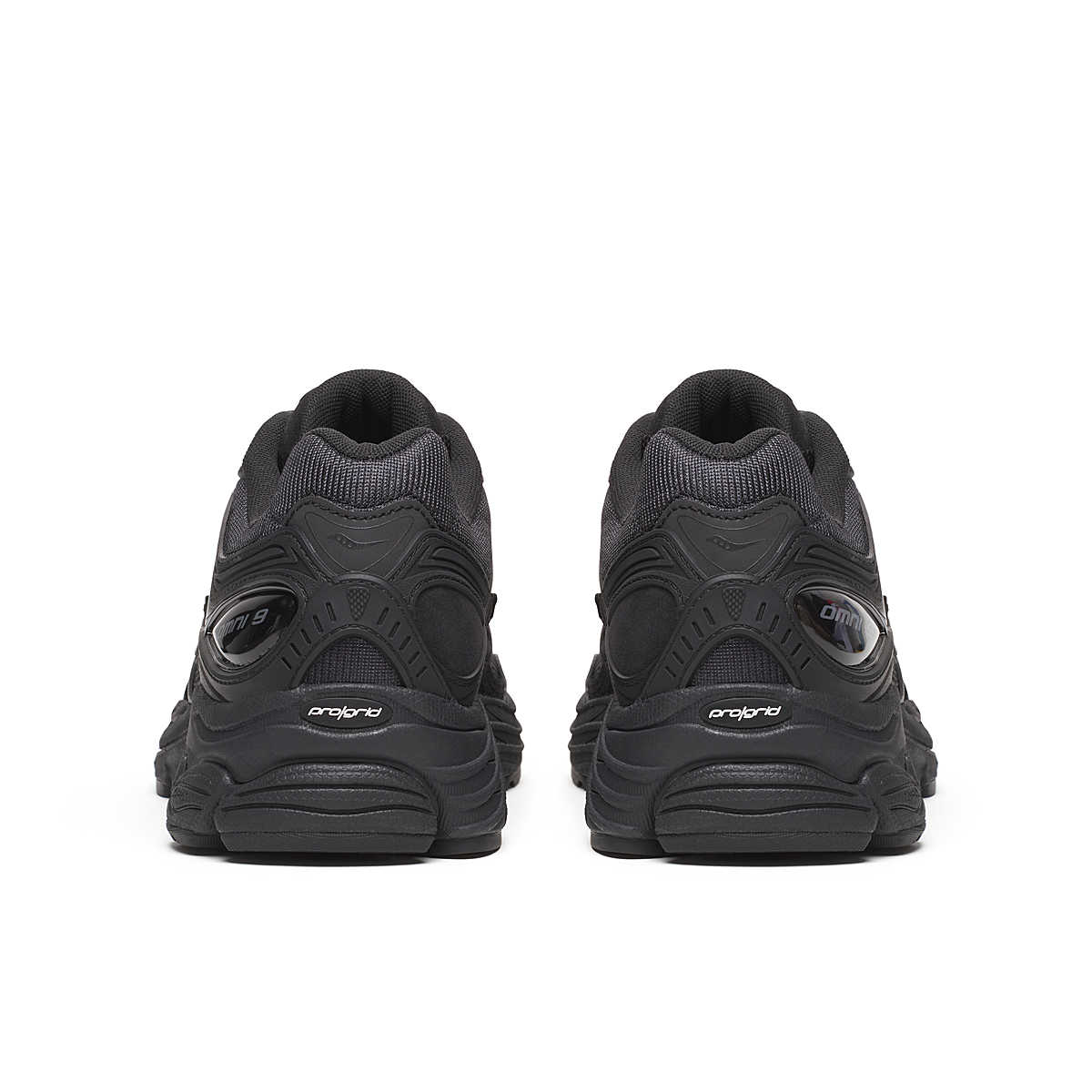 Saucony ProGrid Omni 9 Armor Black en mesh noir avec renforts synthétiques et technologie d’amorti ProGrid vue de derrière. 