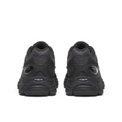 Saucony ProGrid Omni 9 Armor Black en mesh noir avec renforts synthétiques et technologie d’amorti ProGrid vue de derrière. 