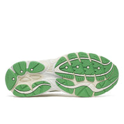 Saucony ProGrid Omni 9 Branche d’Olivier en mesh respirant vert olive avec superpositions techniques et amorti ProGrid vue sur la semelle extérieure. 