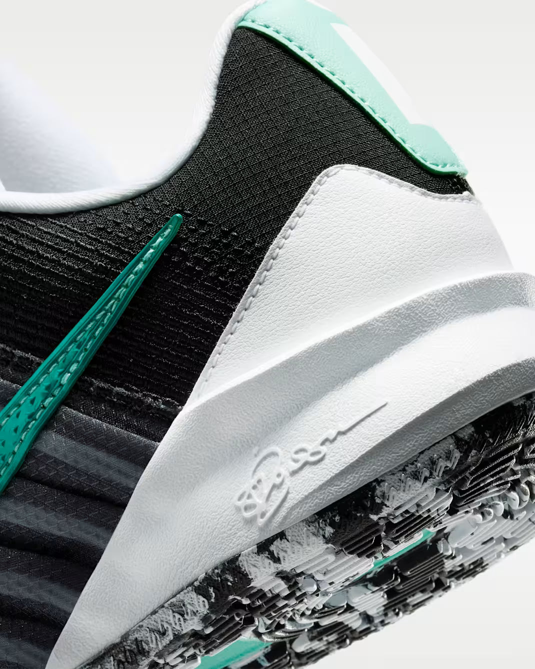 Sneaker Nike Sabrina 3 Big Ellie en mesh technique avec amorti Zoom Air et design basketball moderne signature Sabrina Ionescu.