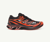 Image de la Salomon XT-6 MM6 Maison Margiela Black Cherry Tomato, sneaker noire avec accents rouge vif, tige en mesh technique, renforts TPU, semelle Contagrip®, laçage Quicklace. Vue de profil.