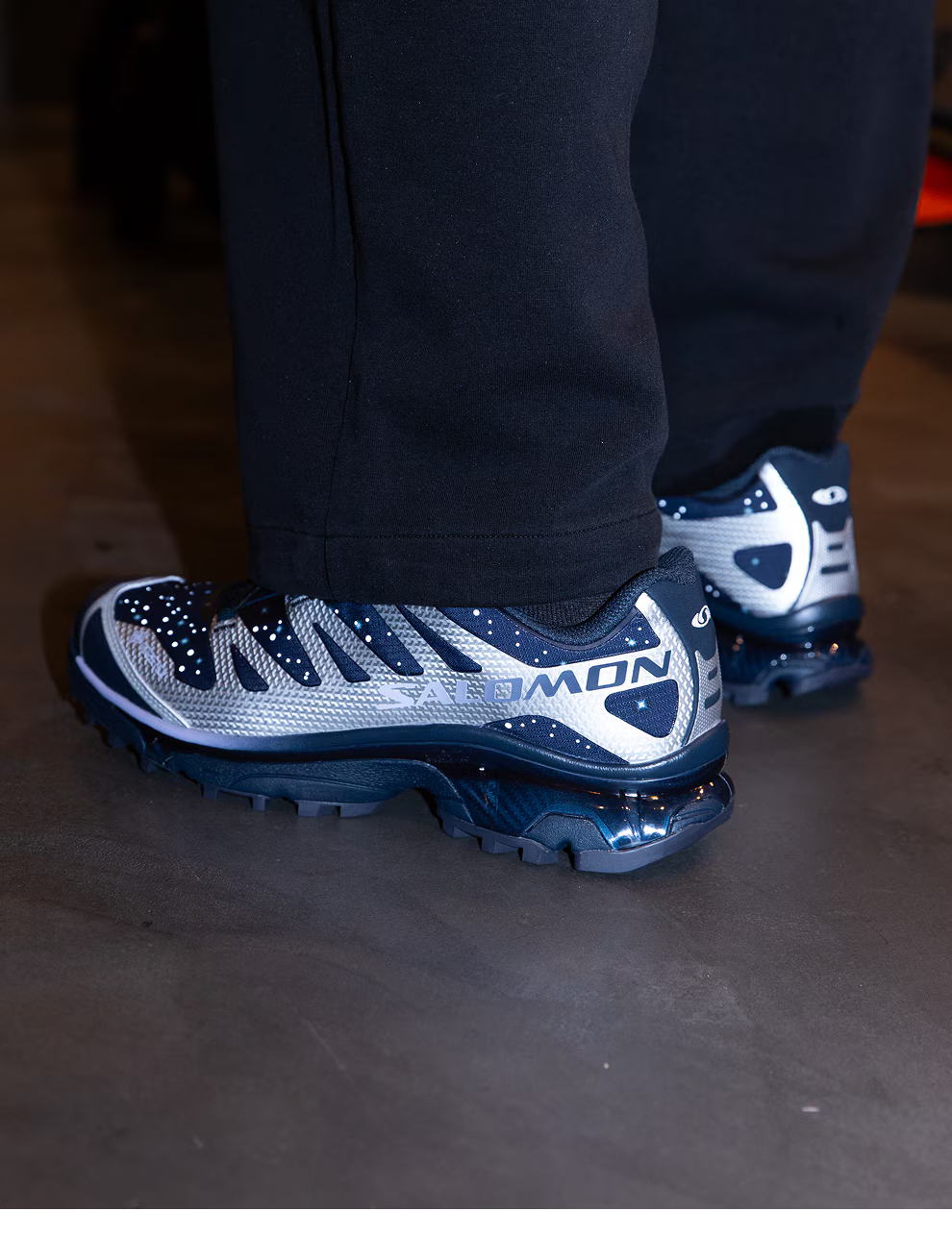 Fruit d’une collaboration marquante entre Salomon et le retailer japonais atmos, la XT-4 OG Gore-Tex atmos Stars Collide II célèbre la rencontre entre performance outdoor et culture street internationale. Cette édition spéciale revisite l’un des modèles trail les plus emblématiques de la marque à travers une vision audacieuse et conceptuelle, où technicité extrême et narration visuelle se répondent avec précision.

