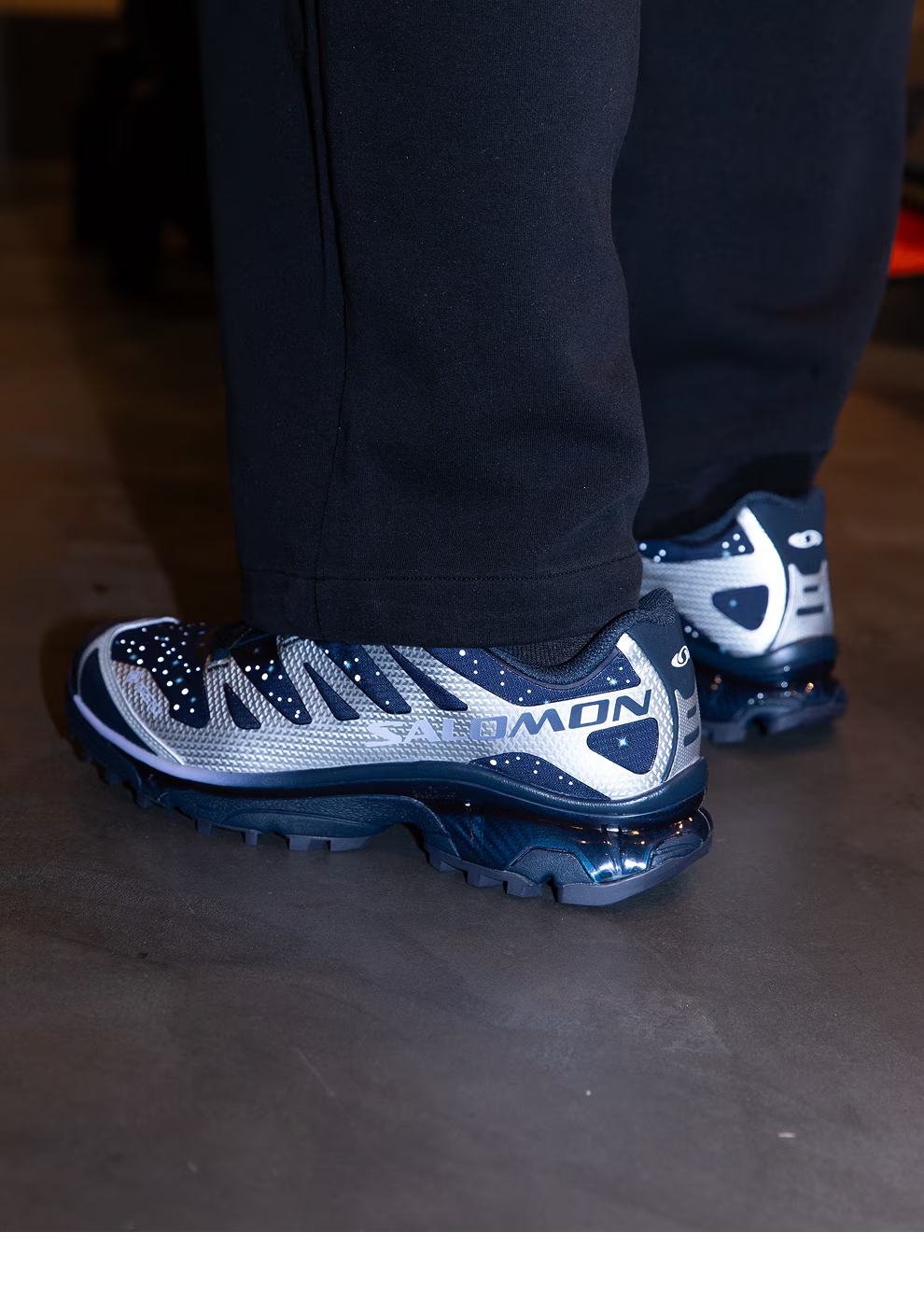 Fruit d’une collaboration marquante entre Salomon et le retailer japonais atmos, la XT-4 OG Gore-Tex atmos Stars Collide II célèbre la rencontre entre performance outdoor et culture street internationale. Cette édition spéciale revisite l’un des modèles trail les plus emblématiques de la marque à travers une vision audacieuse et conceptuelle, où technicité extrême et narration visuelle se répondent avec précision.

