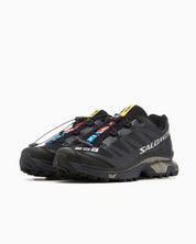 Chaussure de randonnée, trail de la marque Salomon, noir et argenté, vue de 3/4 face