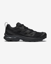 Salomon XT-6 Expanse Black / Ebony / Magnet – sneaker noire technique hybride trail et streetwear, vue de profil