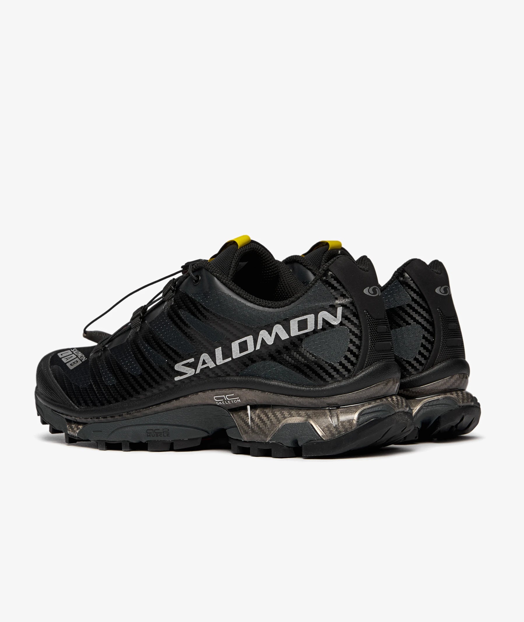 Chaussure de randonnée, trail de la marque Salomon, noir et argenté, vue de 3/4 face arrière