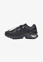 Chaussure de randonnée, trail de la marque Salomon, noir et argenté, intérieur de la chaussure vu de profil 