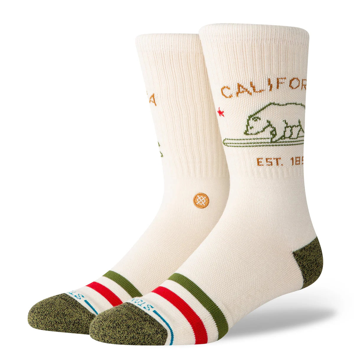 Paire de chaussette beige à motif avec un ours de couleur verte et une inscription "CALIFORNIA" au dessus de couleur marron claire, la paire de chaussettes est vue de 3/4 face