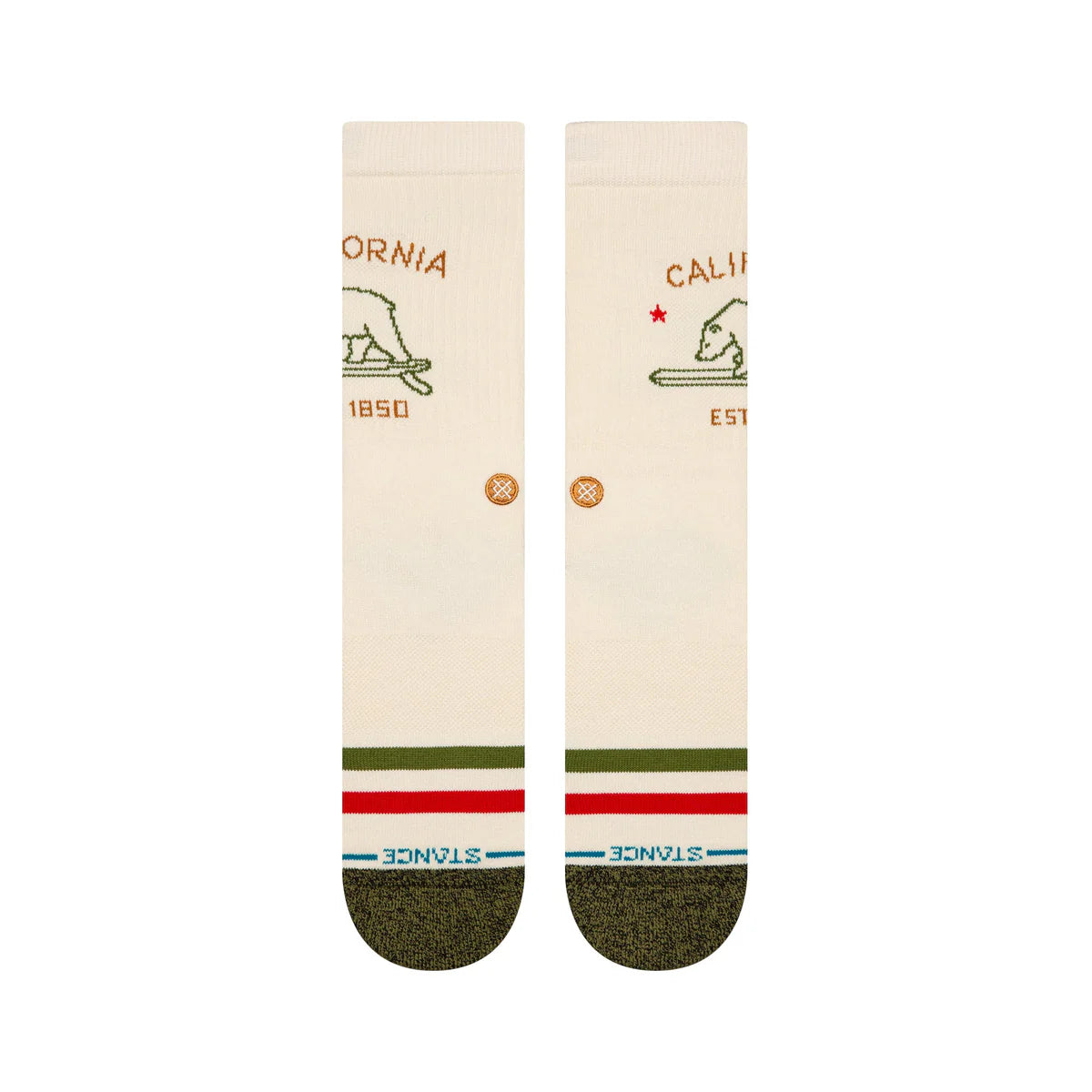 Paire de chaussette beige à motif avec un ours de couleur verte et une inscription "CALIFORNIA" au dessus de couleur marron claire, la paire de chaussettes est vue de dessus