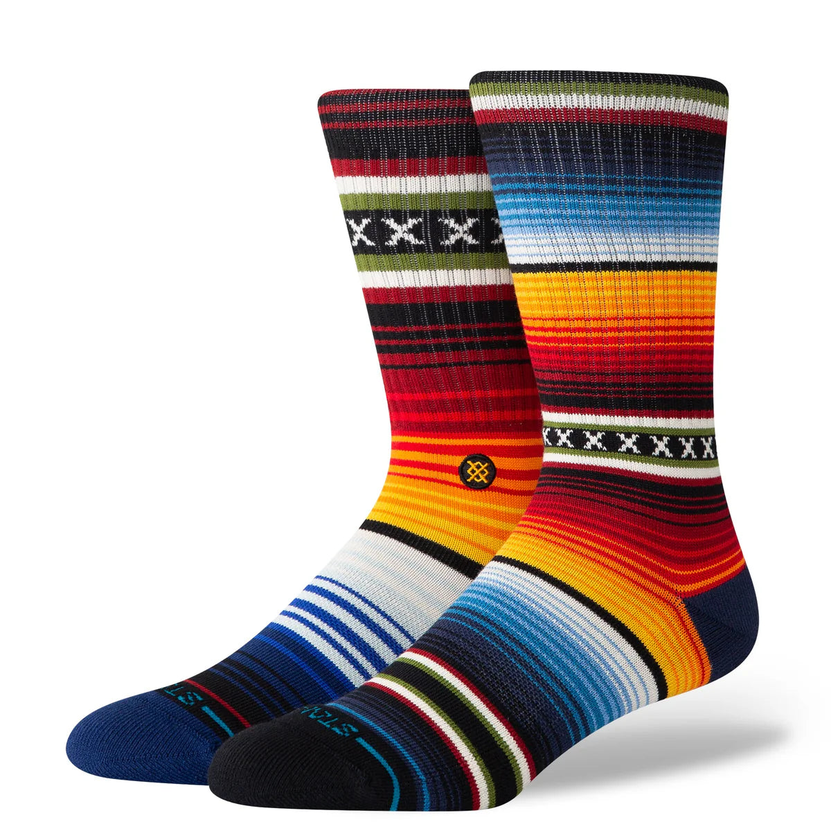 Paire de chaussette multi color à motif rayures et bande avec des "X" en noir, les chaussettes sont vues de 3/4 face