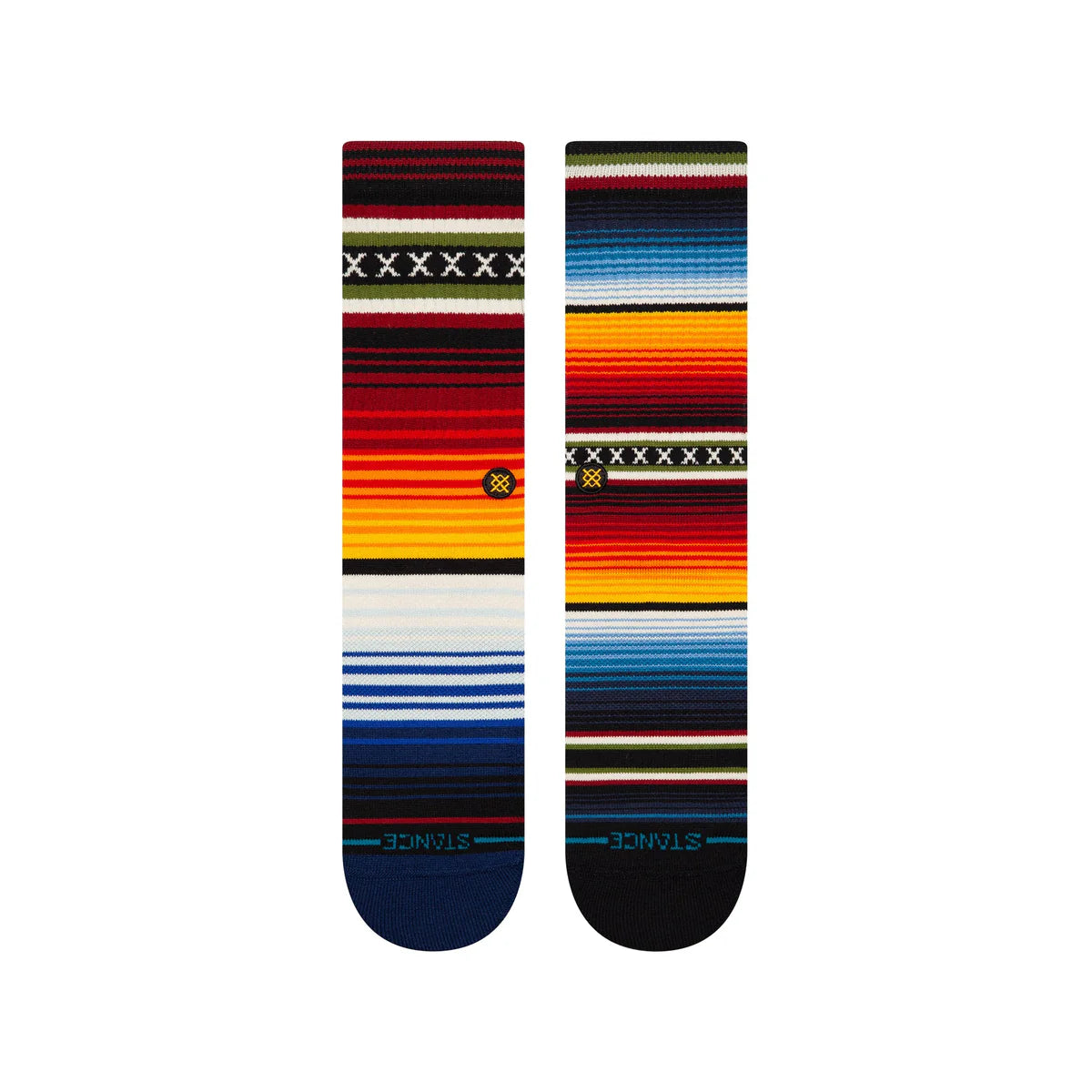 Paire de chaussette multi color à motif rayures et bande avec des "X" en noir, les chaussettes sont vues de dessus
