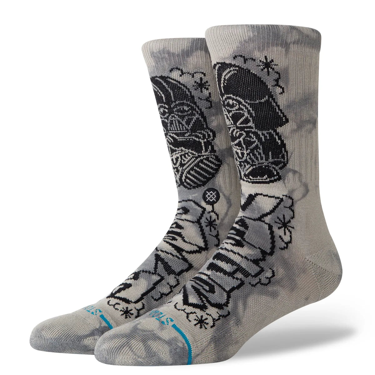 Paire de chaussette gris à motif du célèbre "dark Vador" de la saga "Star Wars", ce dernier est représenté avec des motifs de couleur noire. La paire de chaussette est vue de 3/4 face
