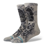 Paire de chaussette gris à motif du célèbre "dark Vador" de la saga "Star Wars", ce dernier est représenté avec des motifs de couleur noire. La paire de chaussette est vue de 3/4 face