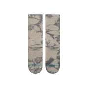 Paire de chaussette gris à motif du célèbre "dark Vador" de la saga "Star Wars", ce dernier est représenté avec des motifs de couleur noire. La paire de chaussette est vue de derrière