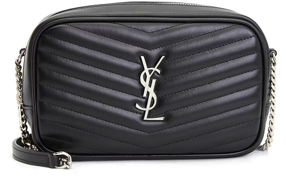 Saint Laurent Mini Lou Chain Camera Bag Black noir au format caméra compact avec logo Cassandre YSL, fermeture zippée et bandoulière en chaîne.