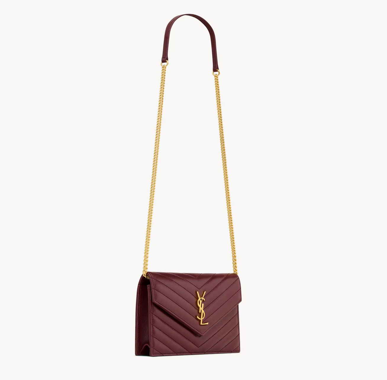 Saint Laurent Cassandra Chain Shoulder Bag Wine en cuir bordeaux profond avec monogramme Cassandre et bandoulière chaîne.