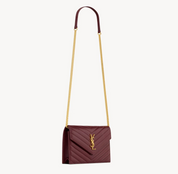 Saint Laurent Cassandra Chain Shoulder Bag Wine en cuir bordeaux profond avec monogramme Cassandre et bandoulière chaîne.