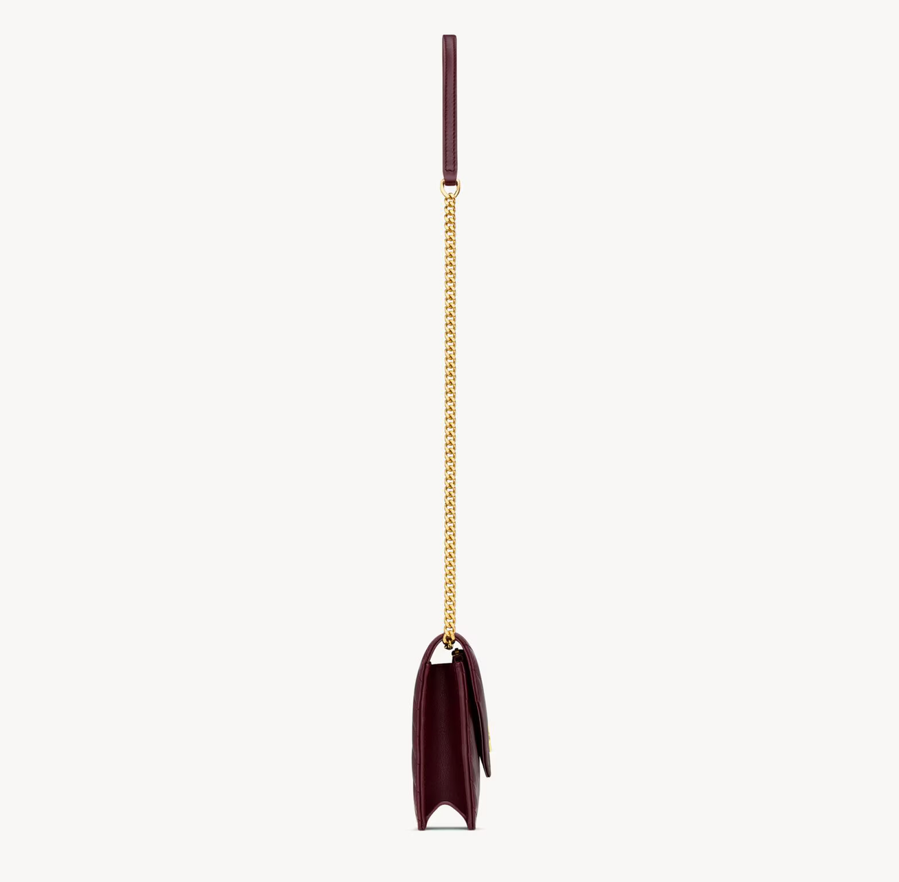 Saint Laurent Cassandra Chain Shoulder Bag Wine en cuir bordeaux profond avec monogramme Cassandre et bandoulière chaîne.