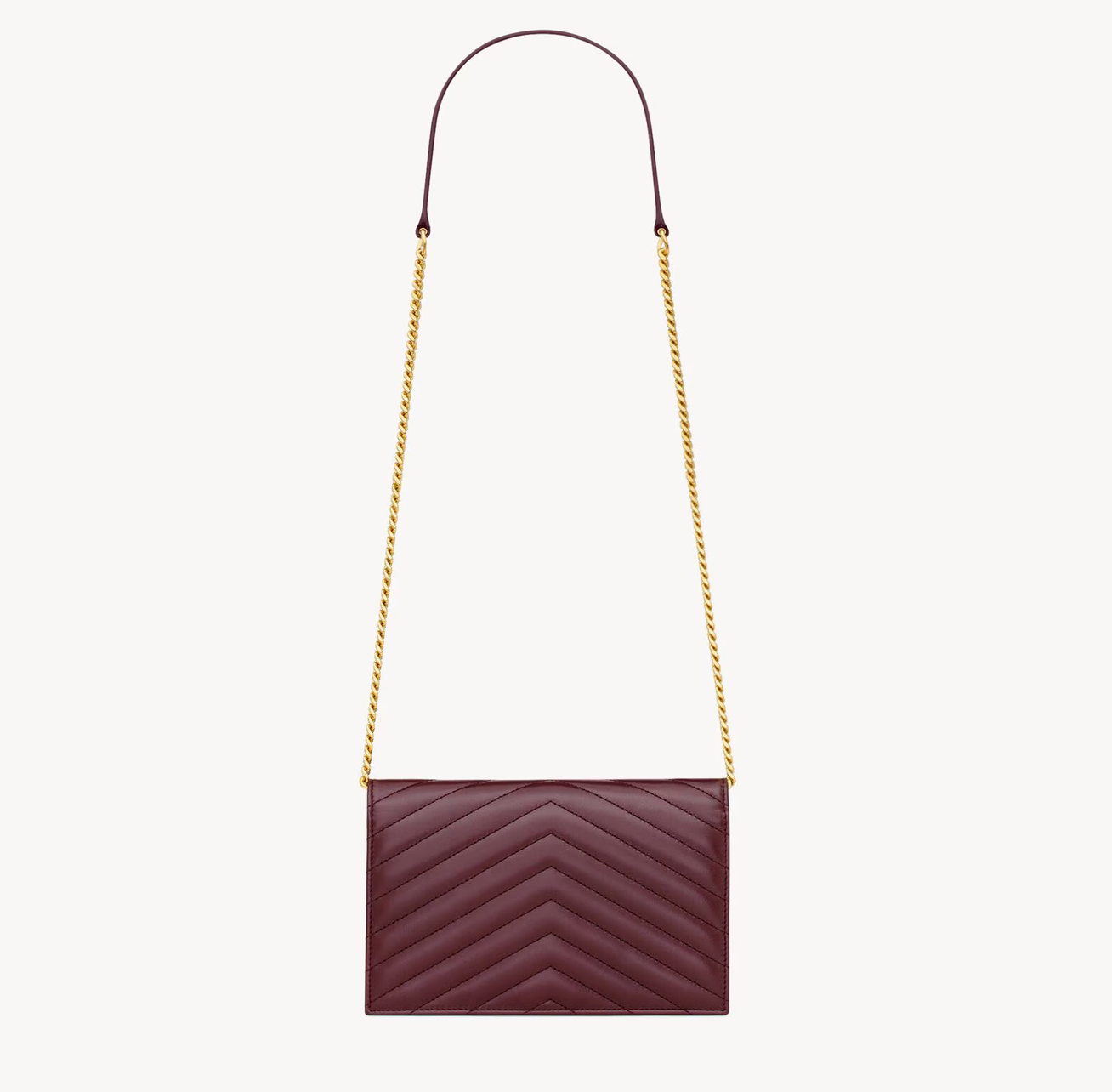 Saint Laurent Cassandra Chain Shoulder Bag Wine en cuir bordeaux profond avec monogramme Cassandre et bandoulière chaîne.