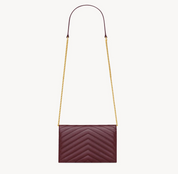Saint Laurent Cassandra Chain Shoulder Bag Wine en cuir bordeaux profond avec monogramme Cassandre et bandoulière chaîne.