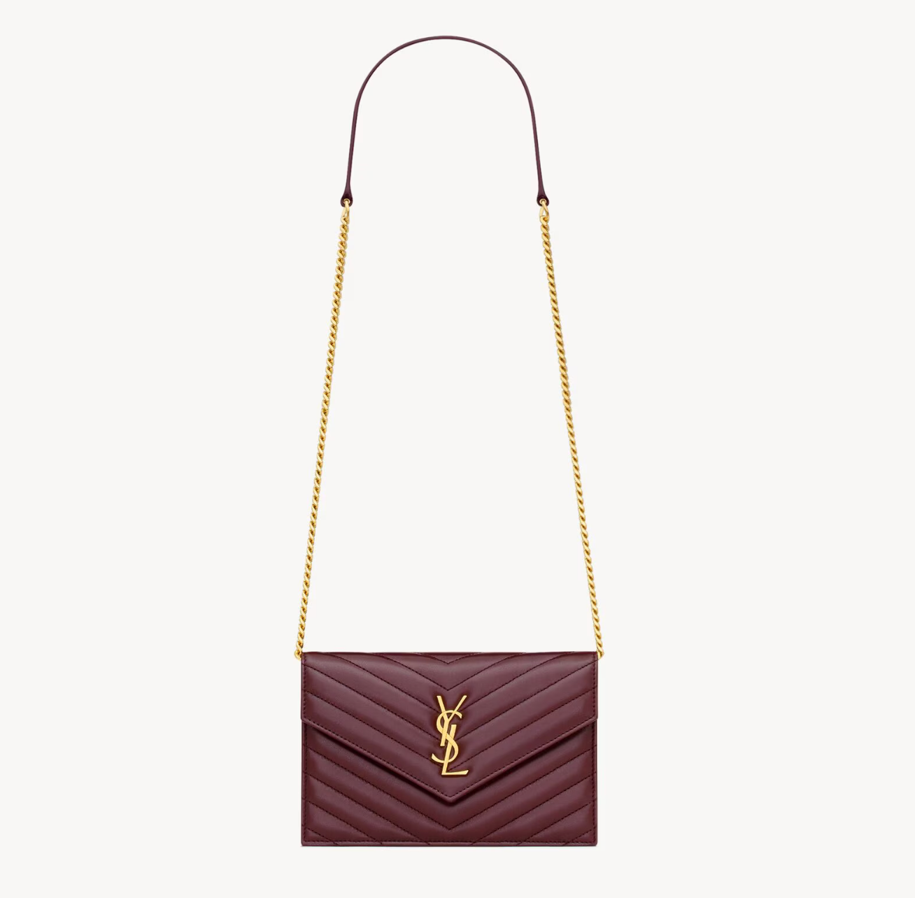 Saint Laurent Cassandra Chain Shoulder Bag Wine en cuir bordeaux profond avec monogramme Cassandre et bandoulière chaîne.