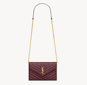 Saint Laurent Cassandra Chain Shoulder Bag Wine en cuir bordeaux profond avec monogramme Cassandre et bandoulière chaîne.