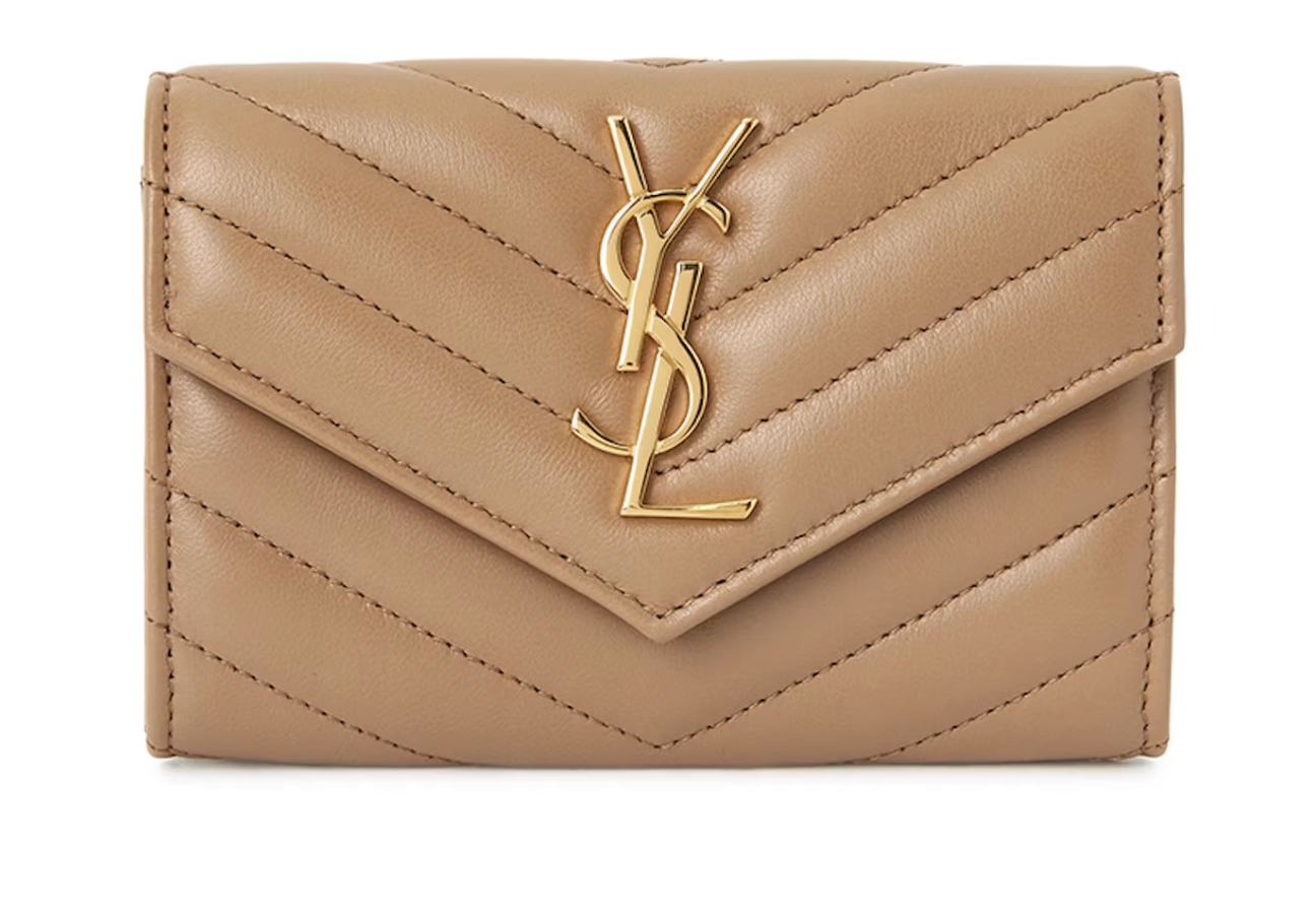 Saint Laurent Cassandre Card Holder Beige en cuir beige avec monogramme Cassandre et silhouette compacte.