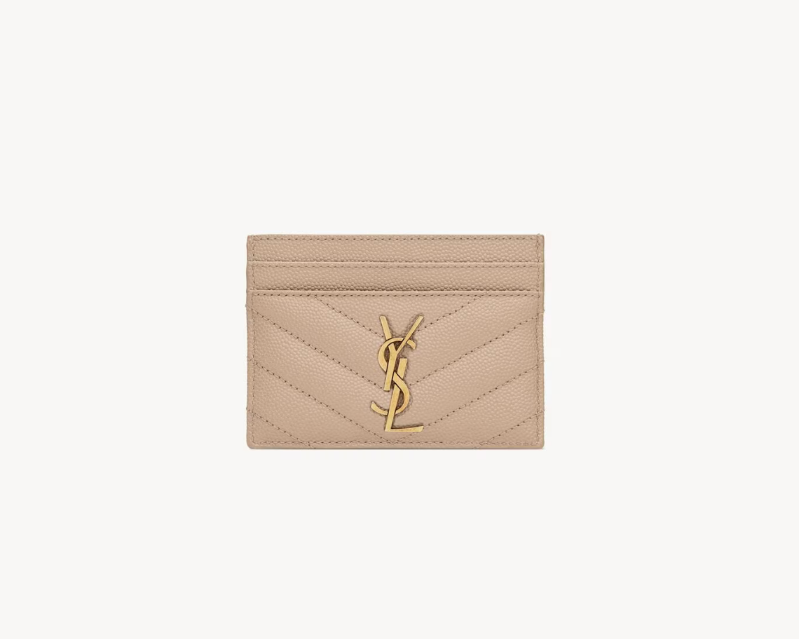 Saint Laurent Cassandre Card Holder Beige Brown en cuir Grain de Poudre Dark Beige matelassé avec monogramme CASSANDRE métallique.