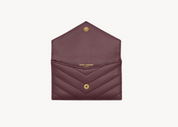 Saint Laurent Cassandre Fragments Card Holder Wine en cuir d’agneau Rouge Cabernet matelassé avec monogramme YSL doré.