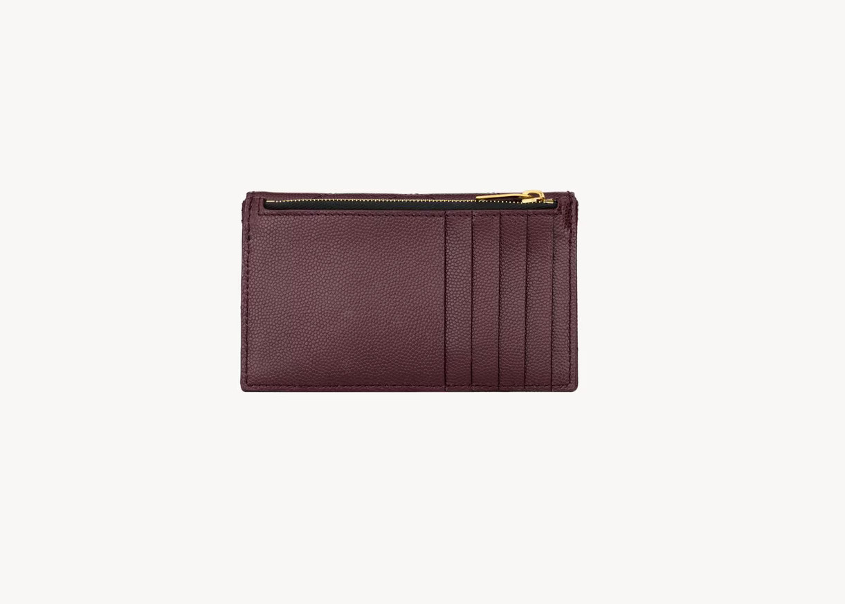 Saint Laurent Cassandre Fragments Card Holder Wine en cuir d’agneau Rouge Cabernet matelassé avec monogramme YSL doré.