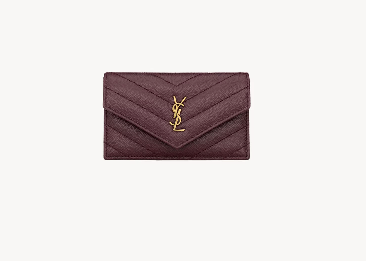 Saint Laurent Cassandre Fragments Card Holder Wine en cuir d’agneau Rouge Cabernet matelassé avec monogramme YSL doré.