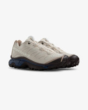 Sneakers Salomon XT-4 OG Vanilla Ice et Black Coffee en mesh technique avec semelle Contagrip et technologies trail avancées (vue de profil)