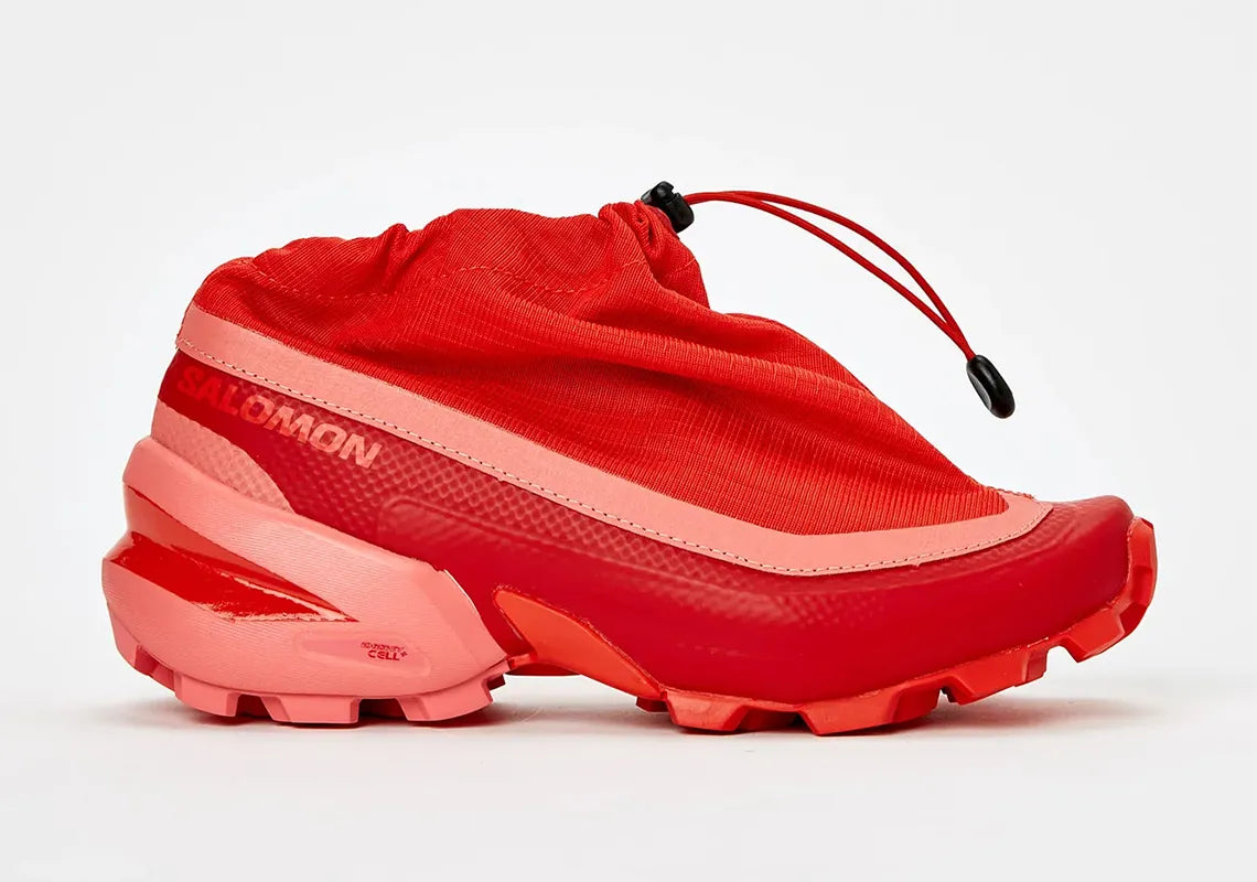 Sac bandoulière Salomon Cross Low Drawstring MM6 Maison Margiela rouge Fiery Red en matière technique avec fermeture cordon et design collaboratif