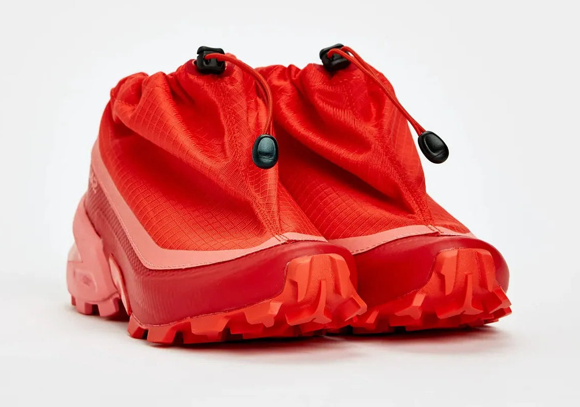 Sac bandoulière Salomon Cross Low Drawstring MM6 Maison Margiela rouge Fiery Red en matière technique avec fermeture cordon et design collaboratif