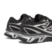 Image de la Salomon XT-6 MM6 Maison Margiela Black Silver, sneaker noire et argentée en mesh technique, détails TPU brillants, semelle Contagrip®, laçage Quicklace. Vue de 3/4 arrière